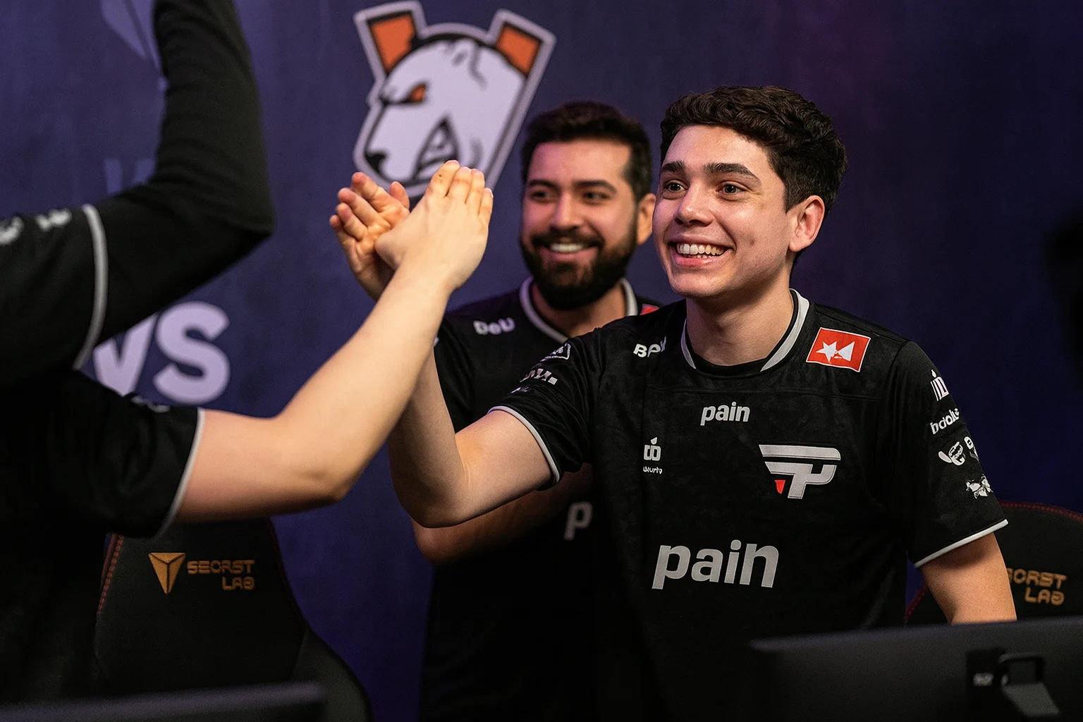 Pemain paiN merayakan kemenangan atas Virtus.pro dalam duel BO3 di FISSURE Playground 2, map Inferno.